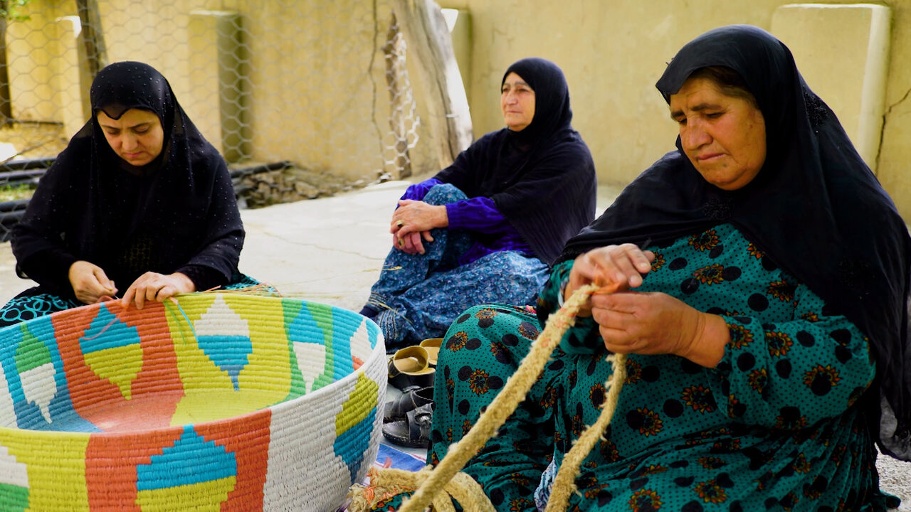 زنان استان کهگلویه و بویر احمد در حال تلاش برای امرار معاش