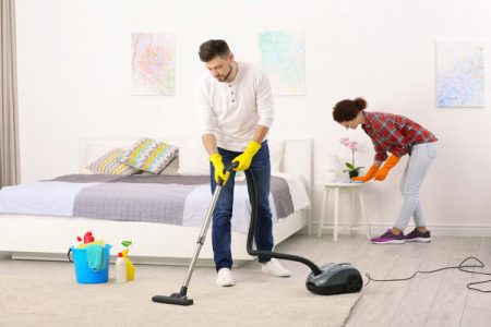 مردان در خانه تکانی چندان کمک نمی‌کنند/چرایی عدم تمایل مردان به انجام امور منزل