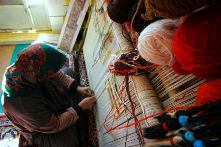 رنج زنان هنرمند فرشباف کردستان از نبود بیمه حمایتی و بی مهری ها