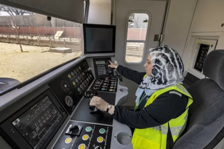 مصر؛ برای اولین بار یک زن راننده قطار شهری شد