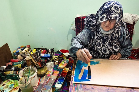دست‌های هنرمند ننه حسن/روایتی از یک نقاش هفتاد ساله!
