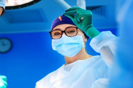 مهارت پزشکان و جراحان زن از همتایان مرد خود بیشتر است