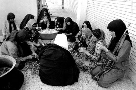 وقتی زنان انقلاب ۵۷ کرج پیش‌مرگ غذای رزمندگانِ جبهه و جنگ شدند