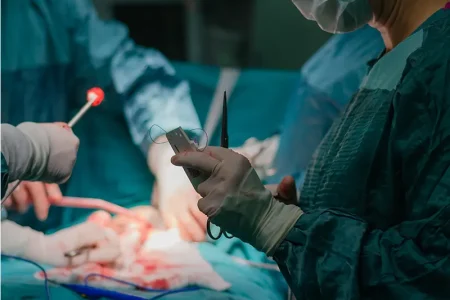 سومین عمل جراحی هیسترکتومی در همدان با موفقیت انجام شد