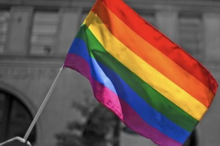زن زندگی آزادی به ایستگاه رژه همجنس‌بازان رسید