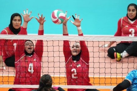 ایستادگی والیبال نشسته زنان ایران مقابل تایلند