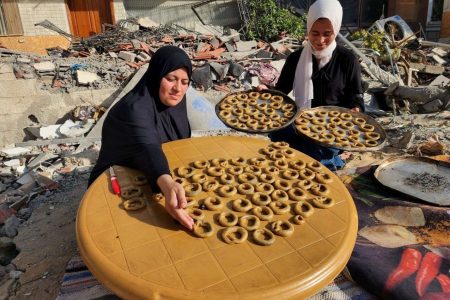 پخت کیک توسط زنان آواره فلسطینی به مناسبت عید قربان