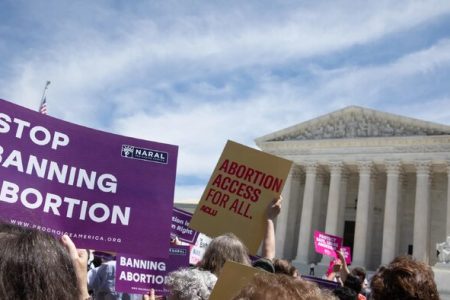 استاندارد دوگانه رسانه‌های غربی و سکوت درباره ممنوعیت سقط جنین در آمریکا