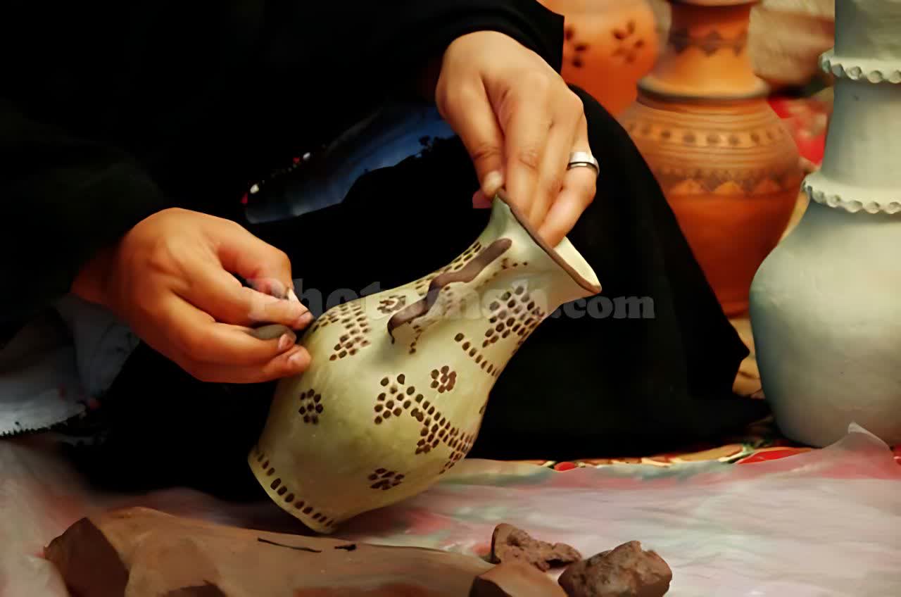 اشتغالزایی بانوی هندیجانی با کارگاه سنگ و سفال