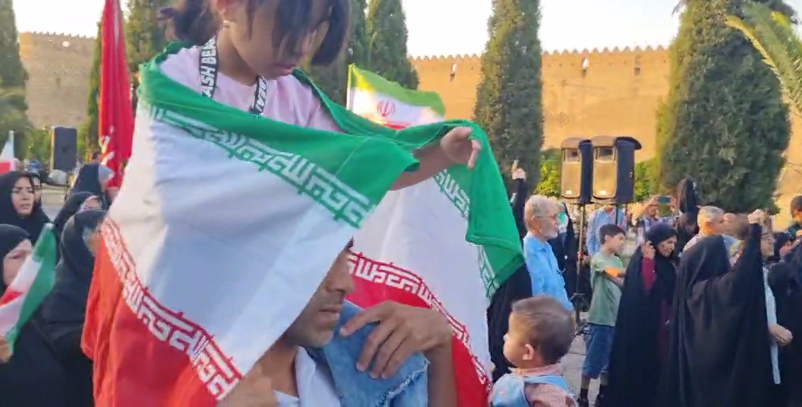 تجمع بانوان شیرازی در حمایت از نیروهای مسلح ایران مقتدر