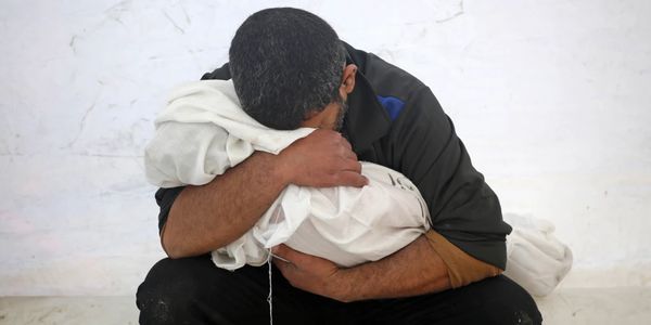 در غزه، گهواره‌ها هم گرسنه‌اند / نوزادی در تیررس؛ از کربلا تا غزه / تیر نبود، تحریم بود؛ گلوی نوزادان غزه هنوز می‌سوزد