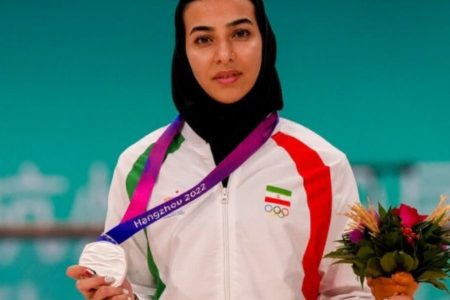 مدالی نقره‌ای بر دست دختر ایران