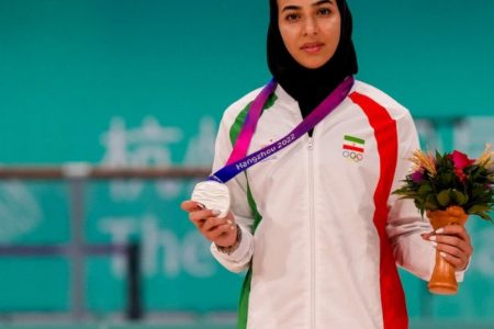 مدالی نقره‌ای بر دست دختر ایران