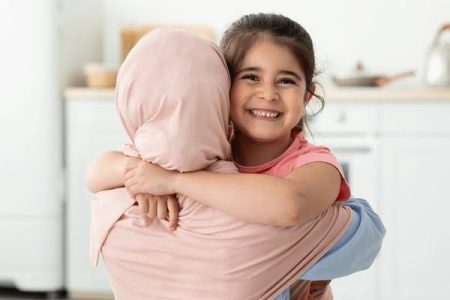 کودک حضور مطلق نمی خواهد؛ آغوش امن عاطفی  مداوم می خواهد