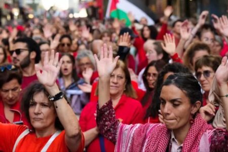 هزاران تظاهرکننده در پاریس ، برای محکومیت اوضاع در غزه «خط قرمز انسانی» تشکیل دادند