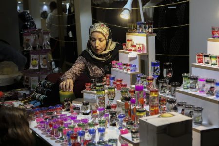 خودکفایی ۲۰۰ بانوی توان‌یاب دیلمی با اشتغال به مهارت‌های هنری