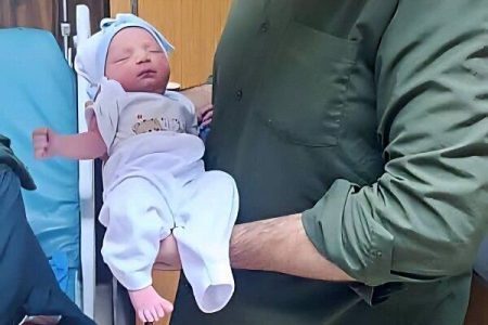 کوچکترین زائر اربعین در مسیر مشایه متولد شد