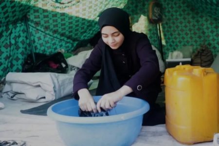 سجود، پناه خانواده‌اش در میان چادرهای غزه