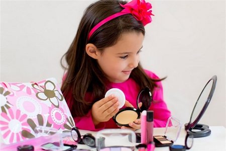 تهدید لوازم آرایشی برای چهره معصوم کودکان