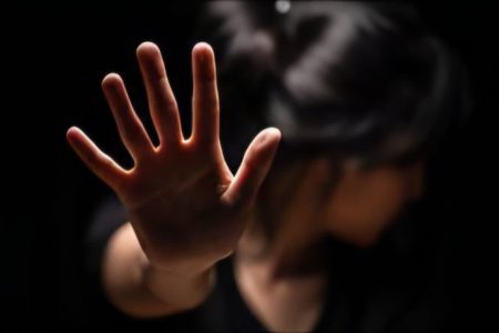 از هر هشت زن در بریتانیا، یک نفر قربانی خشونت است