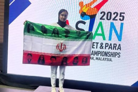 طلای دختر ایران با پرچم شهیدان در دست