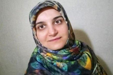 دختر ایرانی، در سرکوب و بازداشت فرانسه برای صدای آزادی