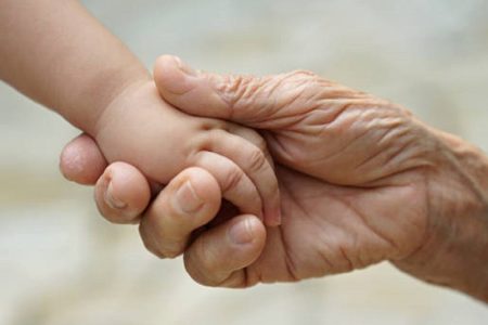 مجاورت خانه سالمندان و مهدکودک، فرصتی برای همزیستی نسل‌ها
