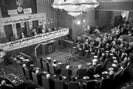 آیت الله مکارم شیرازی: زنان بایستی در مجلس خبرگان حضور یابند