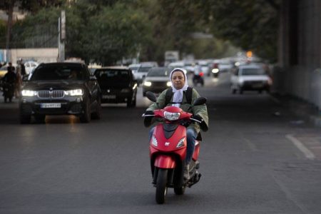 موتور سواری بانوان؛ از چالش های فقهی تا ملاحظات اجتماعی