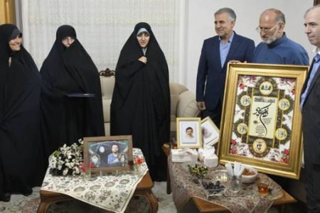 دیدار معاون رییس جمهور با خانواده شهیده زینب نبی زاده