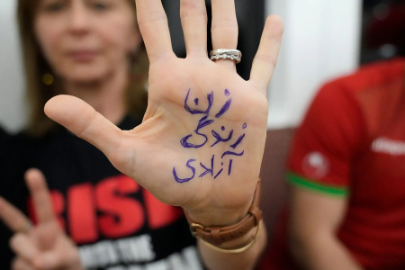 داستان حجاب‌های افتاده؛ از «زن زندگی آزادی» تا تبدیل زن به شیئی تزئینی