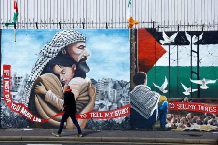 همبستگی با فلسطین در میادین ایرلند؛ نقاشی‌های دیواری و اشعار در باران