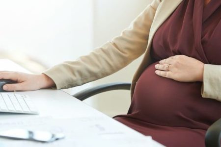 کمک‌هزینه بارداری برای زنان شاغل