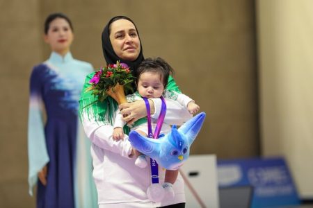 مادری روی دست قهرمان بالا آمد