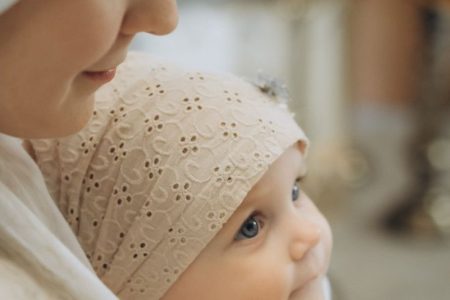 مادری بالای ۳۵ سال با کودکان باهوش‌تر