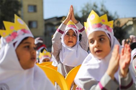 جشن برای دانش آموزان با آهنگ‌های عاشقانه؟