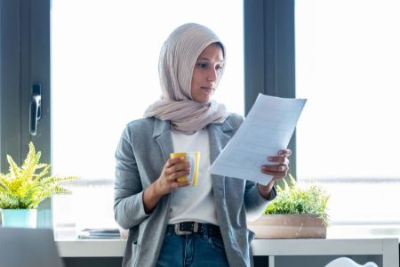 آیا از وظایف زن شاغل است که به همسرش در هزینه‌ها کمک کند؟