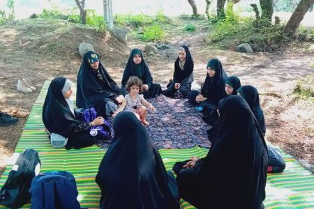 خدمت بانوی طلبه در یک محله توریستی