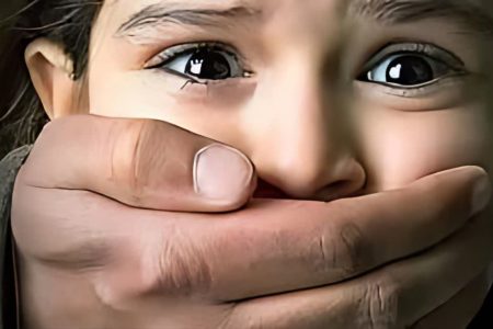 هیس! دختران فریاد نمی‌زنند!