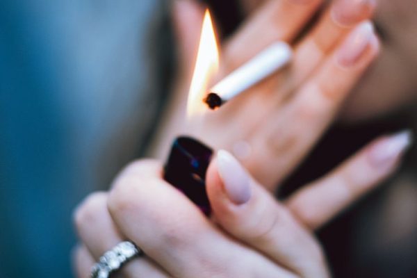 آموزش مصرف مواد توسط یک دختر جوان جنجال آفرید