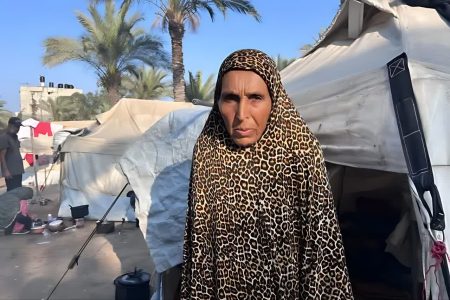 مادر دلشکسته غزه؛ «رؤوفه الدباغ» پیرزنی که قهرمانانه برای ۱۵ نوه یتیمش می‌جنگد