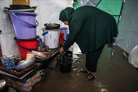 زمستان در غزه: خیمه‌های غرق‌شده، زنان در باتلاق سرما