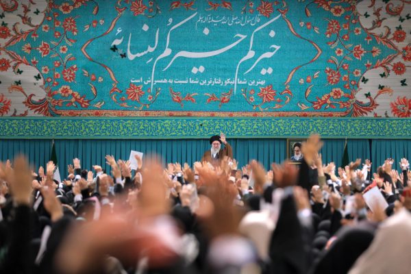 زن ایران‌زمین هم پا به پای مرد می‌آید