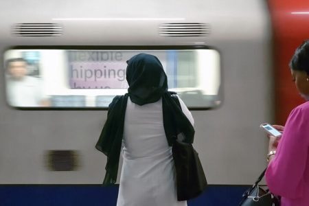ترس در مترو: نیمی از زنان مسلمان انگلیس احساس ناامنی می‌کنند