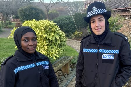 پاسخ انگلیس به یک نگرانی؛ تولید حجابی که در درگیری از صاحبش محافظت می‌کند