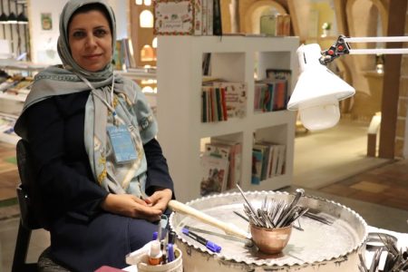 بانوی قلم‌زن البرزی: از آموزش در زندان‌ها تا نمایشگاه‌های بین‌المللی