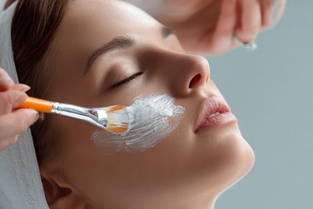 بررسی خطرات پنهان روتین‌های ۱۰ مرحله‌ای پوست نوجوانان