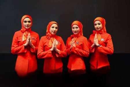 ایرآسیا مجوز حجاب به مهمانداران داد