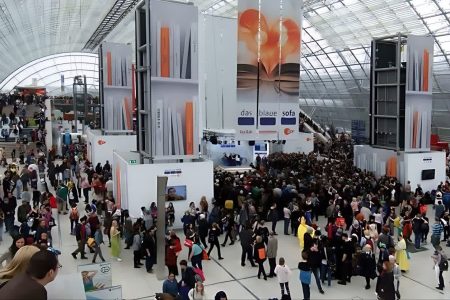 فرانکفورت، صحنه شکاف؛ نویسنده‌ای که با پرچم فلسطین، روایت رسمی را شکست