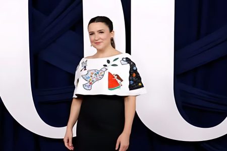 رنگ همدردی در جامهٔ هنر؛ لباس مس‌ریچل فریاد کودکان غزه شد